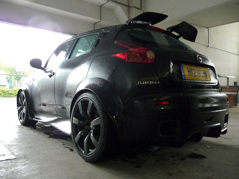 Nissan Juke-R Heck links