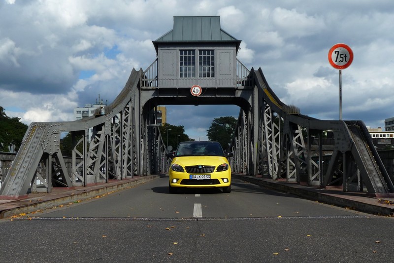 Škoda Fabia RS Front auf Brücke