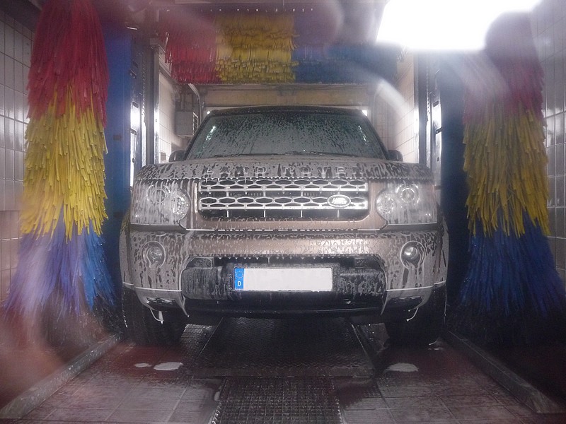 Land Rover Discovery 4 in der Waschanlage