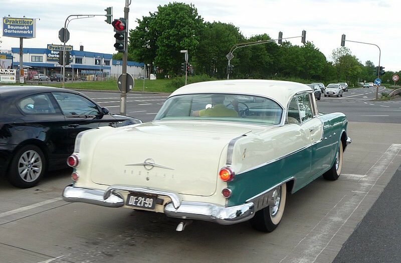 1955 Pontiac Star Chief Custom Catalina von hinten schräg