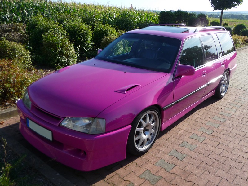 getunter Opel Omega A Caravan in pink Front