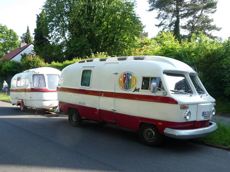 Orion Wohnmobil mit Suleica Wohnwagen vorne rechts