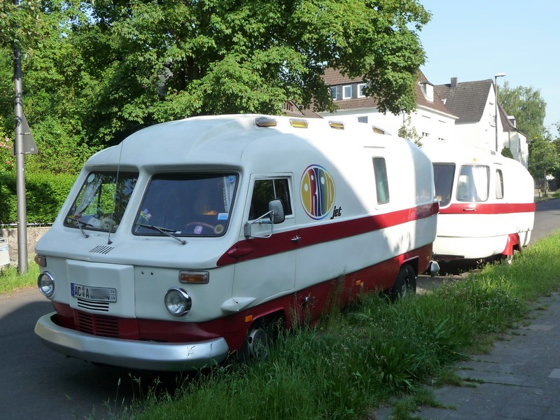 Orion Wohnmobil mit Suleica Wohnwagen vorne links