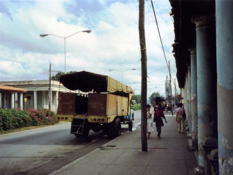 Pritschen-Bus auf Kuba